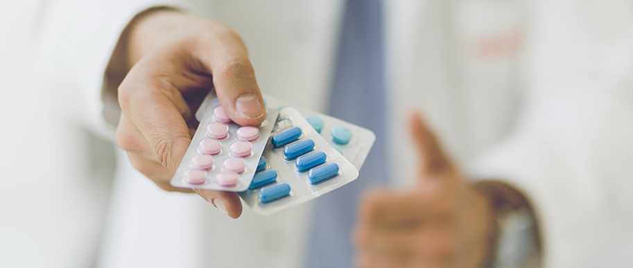 Como a indústria farmacêutica pode melhorar a dispensação de produtos no mercado institucional?