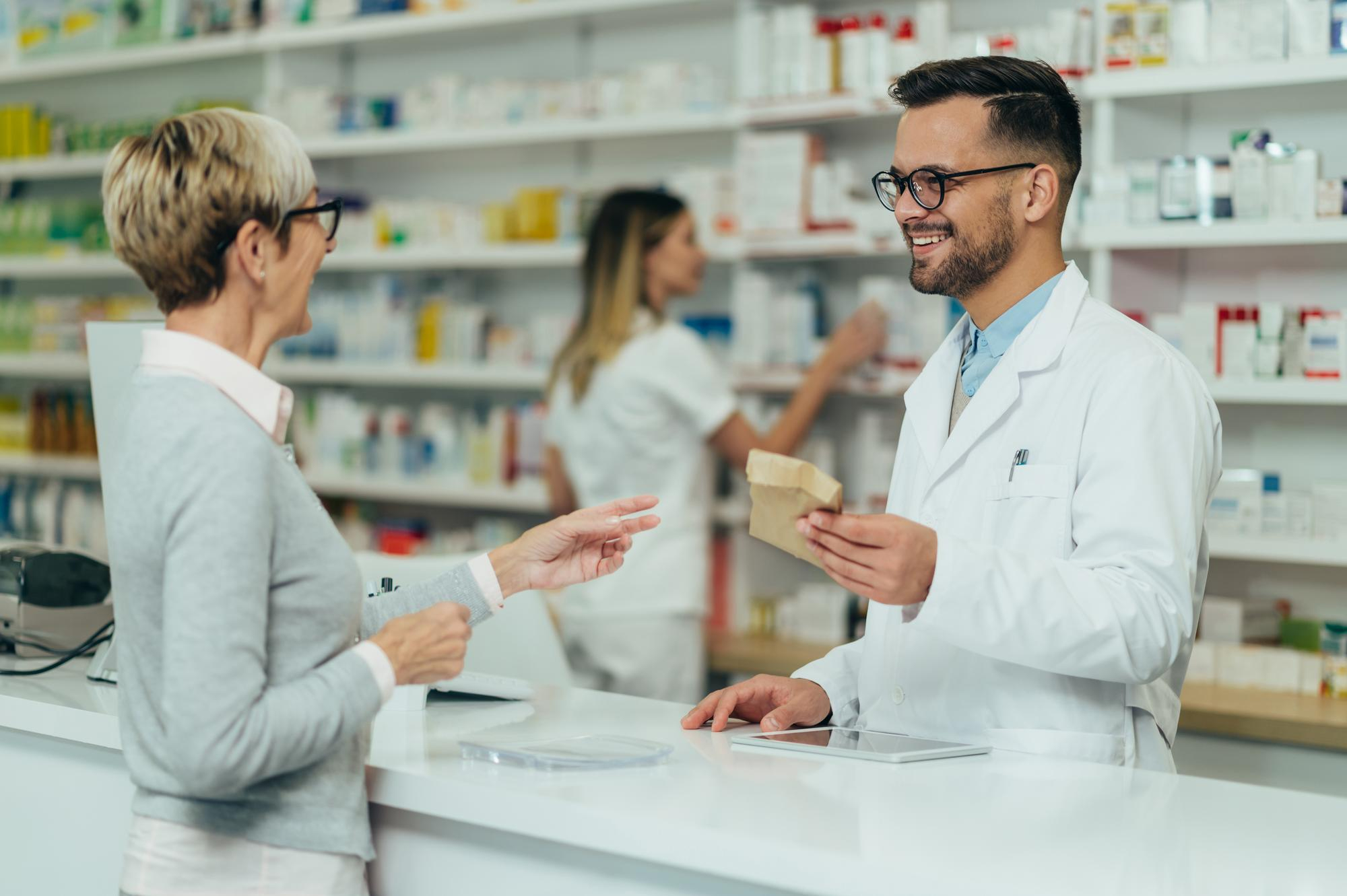 farmaceutico atendendo no balcão da farmacia