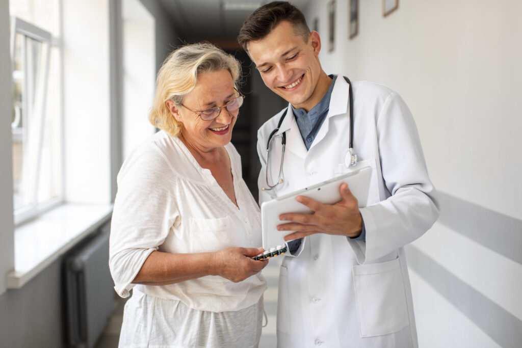 Além do desconto: os novos programas de pacientes da indústria que transformam o acesso à saúde doutor-conversando-com-paciente programas de pacientes