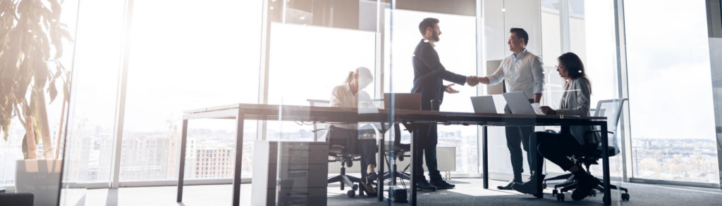 Ponto Extra: gestão de equipes para uma estratégia comercial vencedora Gestão de Equipes: executivos fechando negócio de sucesso
