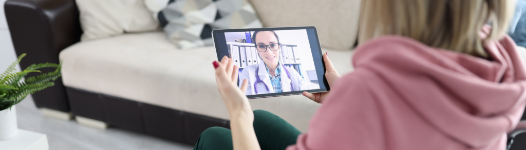 Soluções Digitais de Saúde: como o Conecta Médico impulsiona a Indústria Farmacêutica Paciente realizando consulta de telemedicina: soluções digitais de saúde impulsionam a indústria farmacêutica