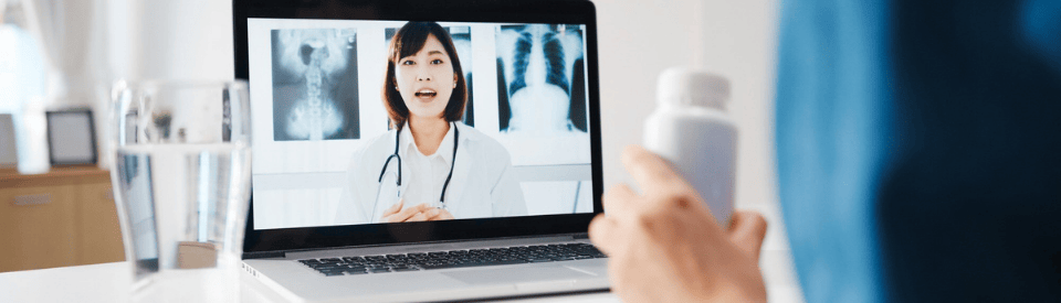 Programas de Benefícios Clínicos (PBC): o que são e a importância para a fidelização e acesso aos medicamentos Foto ilustrativa: Tela de notebook com interface de telemedicina, mostrando o acesso fácil a serviços médicos proporcionado pelos Programas de Benefícios Clínicos (PBCs).