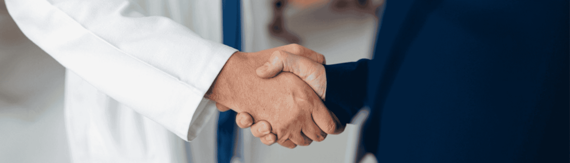 Solução de Promoção Médica: como transformar o relacionamento da Indústria com médicos e prescritores Imagem ilustrativa de vendedor apertando a mão de médico. Solução de Promoção Médica é essencial para o setor.