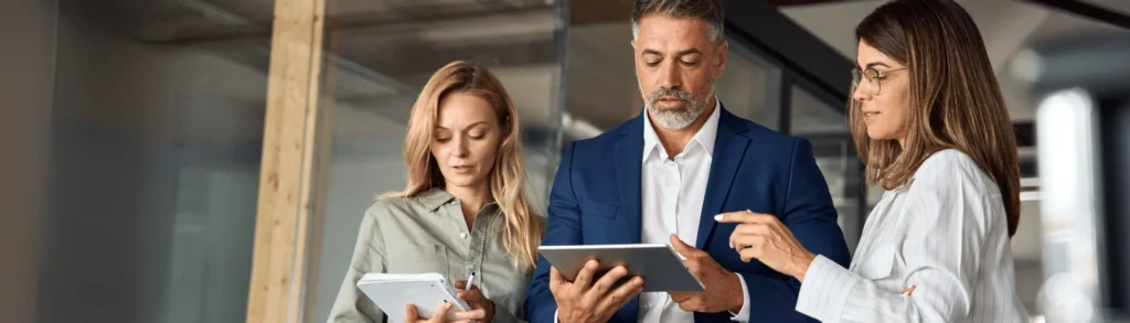 Pharmalink: o Hub de Soluções Comerciais omnichannel para indústrias, distribuidores e farmácias Foto ilustrativa do artigo: Executivos interagindo com tablet. O Pharmalink é a Plataforma de Soluções Comerciais omnichannel do setor farmacêutico.