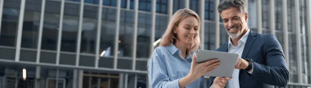 Estratégia de Go-To-Market: o papel decisivo da integração tecnológica no setor farmacêutico Foto ilustrativa do artigo sobre estratégia de go-to-market mostrando dois executivos com tablet.