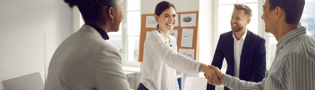 Estratégias omnichannel na Indústria Farmacêutica: como a integração de canais impulsiona as vendas B2B Foto ilustrativa do artigo sobre estratégias omnichannel: executivos apertando as mãos.