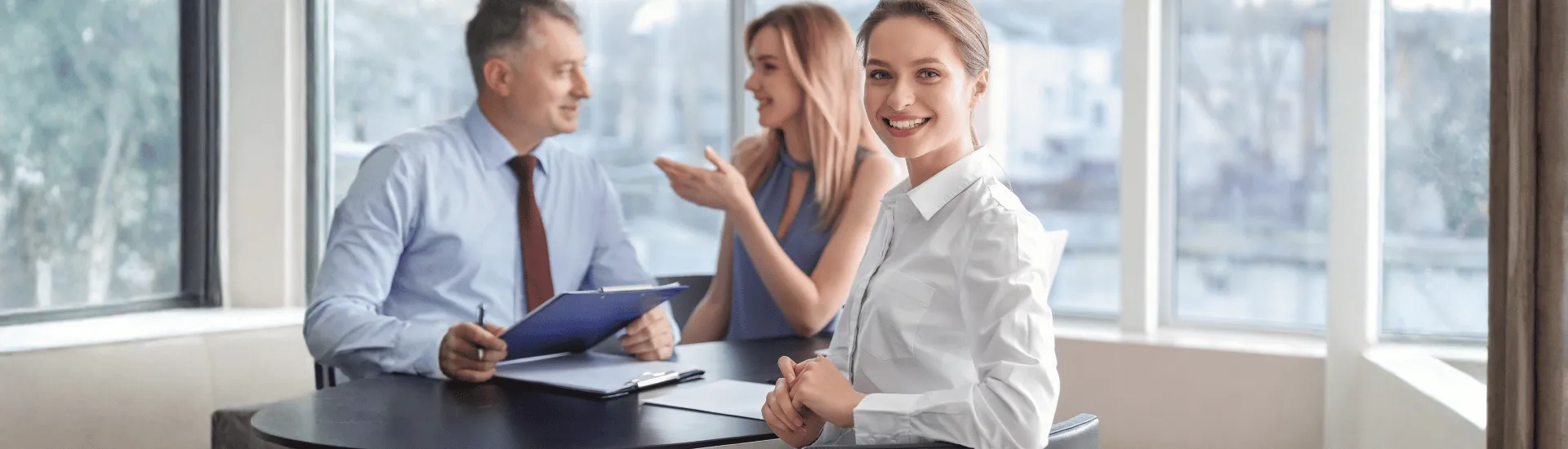 A importância da gestão de benefícios na estratégia de saúde corporativa Funcionária sorrindo em ambiente corporativo moderno.
