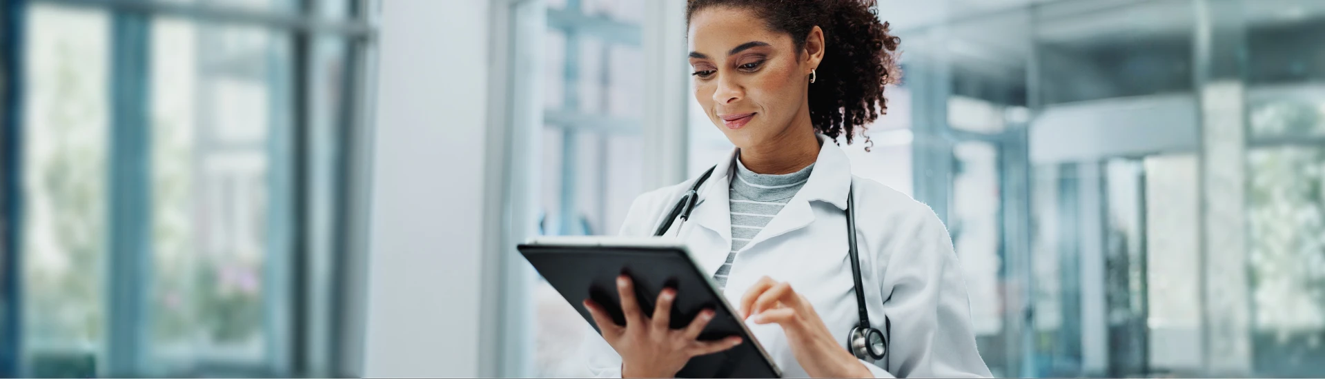 Descubra como gerir medicamentos de alto custo com segurança, conformidade e eficiência em hospitais e operadoras de saúde.