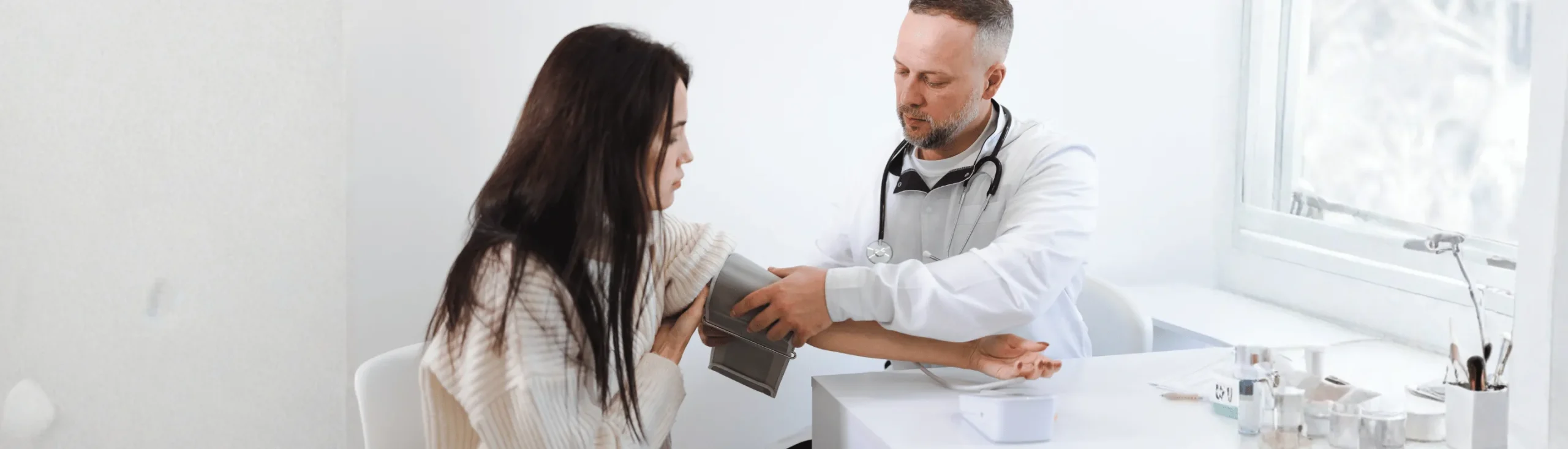 Foto de médico medindo pressão de paciente. Levantamento da Interplayers apontou alta nos medicamentos para hipertensão
