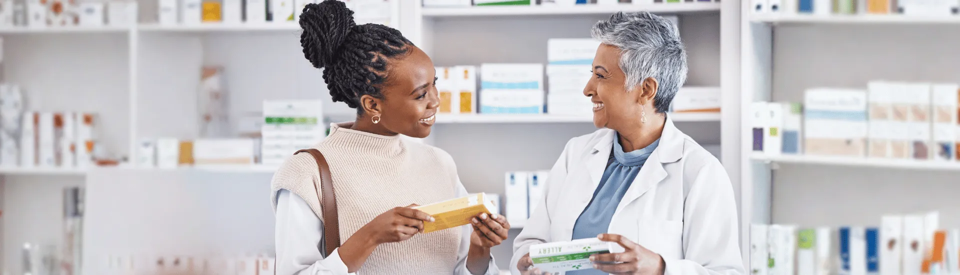 Foto de funcionária de farmácia conversando com cliente: aprenda a implementar um programa de fidelidade.