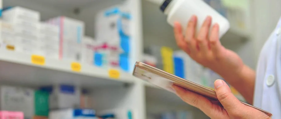 Imagem mostrando o início de tratamento de um paciente pegando medicamento na farmácia